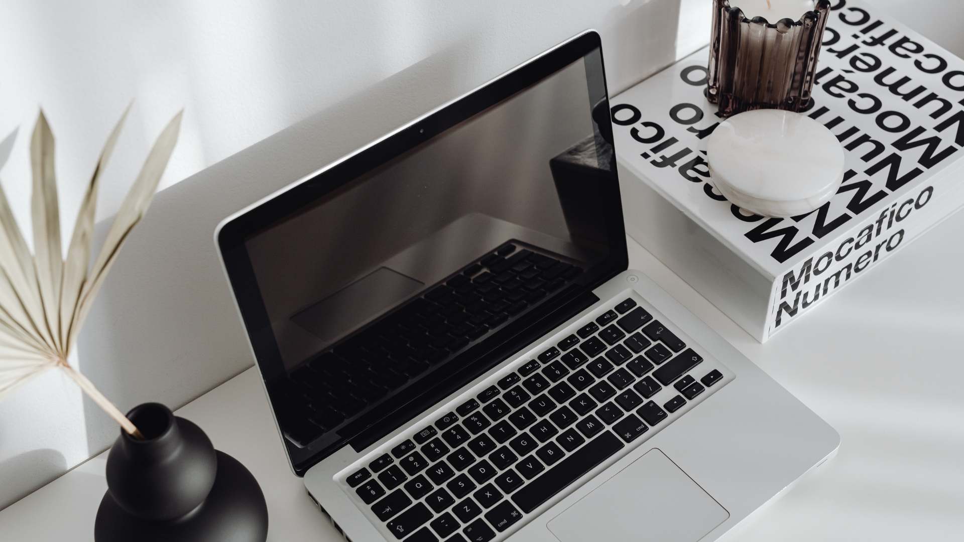 Laptop und Vertragsunterlagen digital signieren