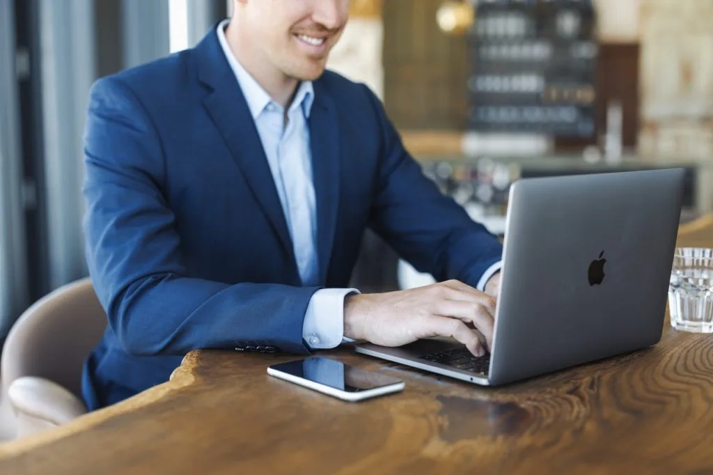 Digitale Finanzberatung – Laptop und Vertragsunterlagen digital signieren