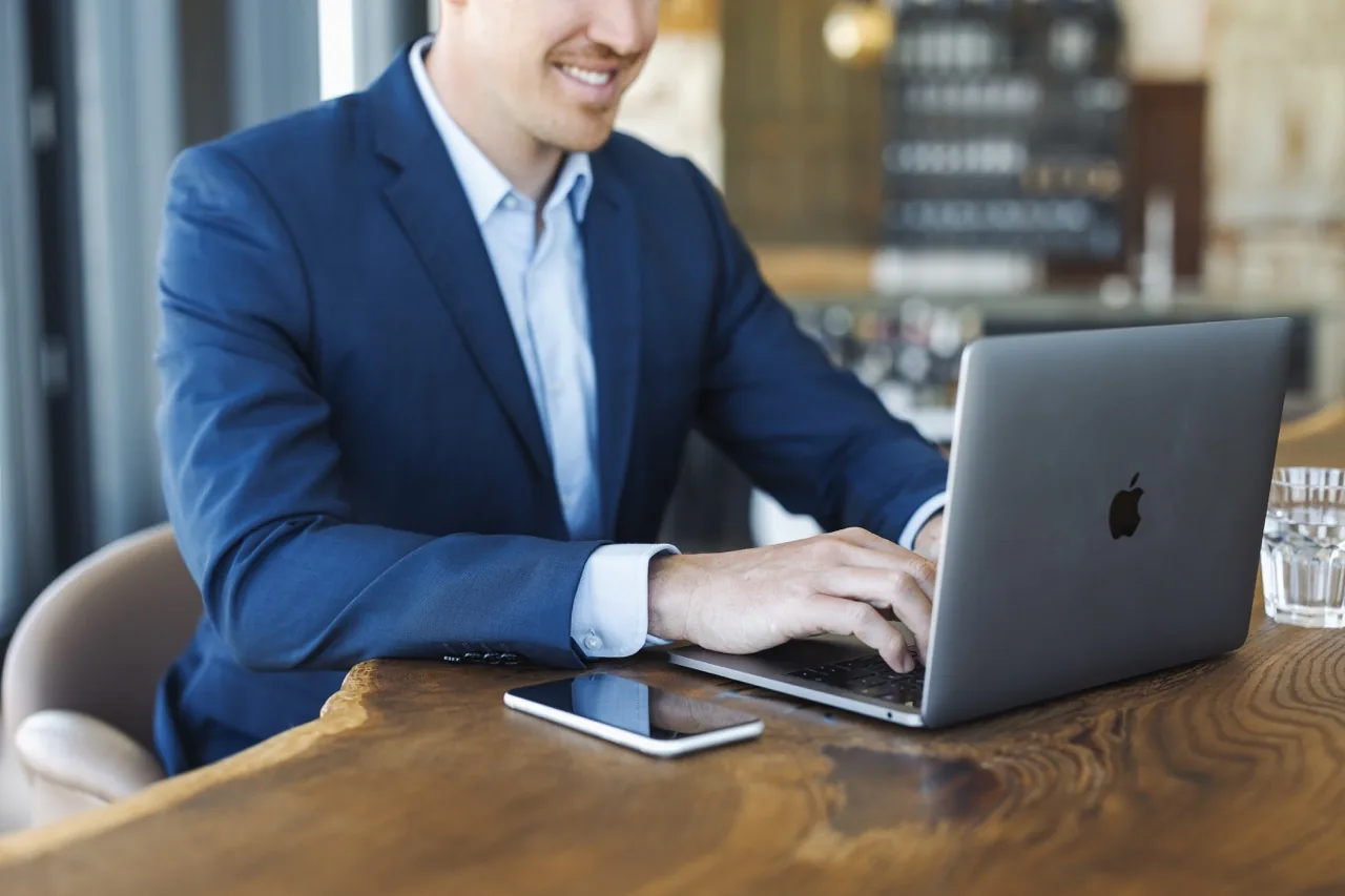 Digitale Finanzberatung – Laptop und Vertragsunterlagen digital signieren