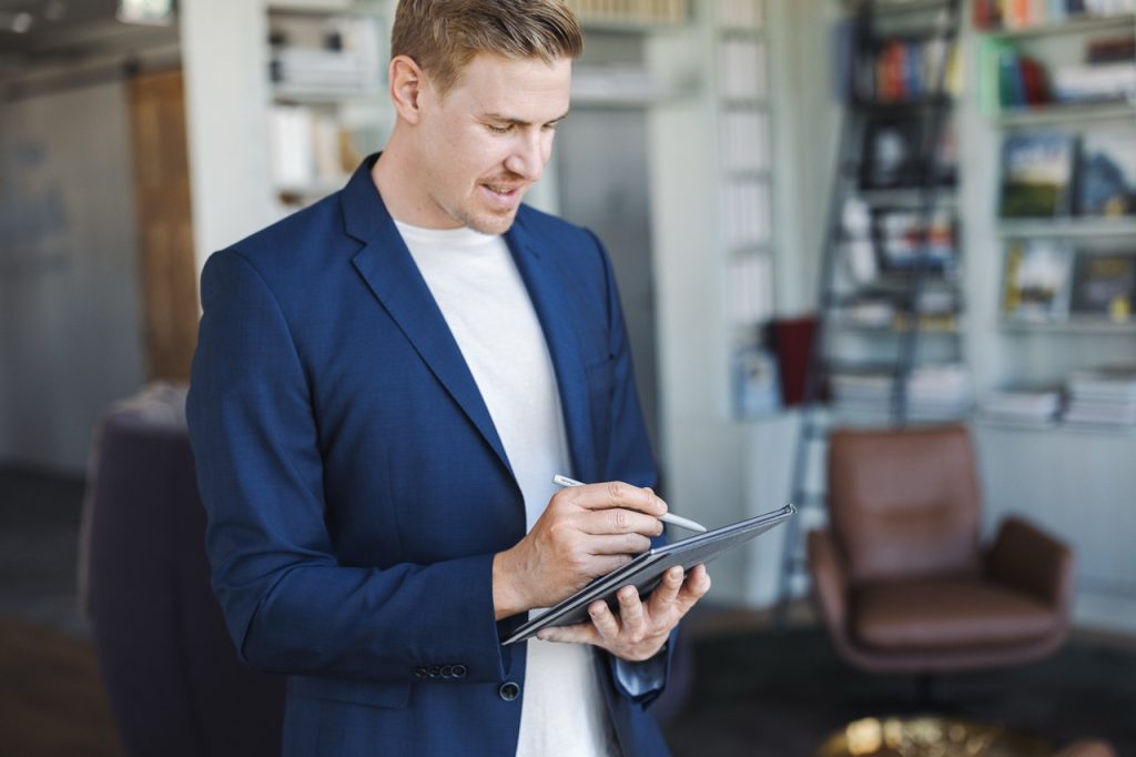 Marcel Schaufler bei digitaler Finanz- und Versicherungsberatung mit Tablet